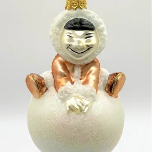 Sonstige Inuit Junge turnt auf einem Schneeball