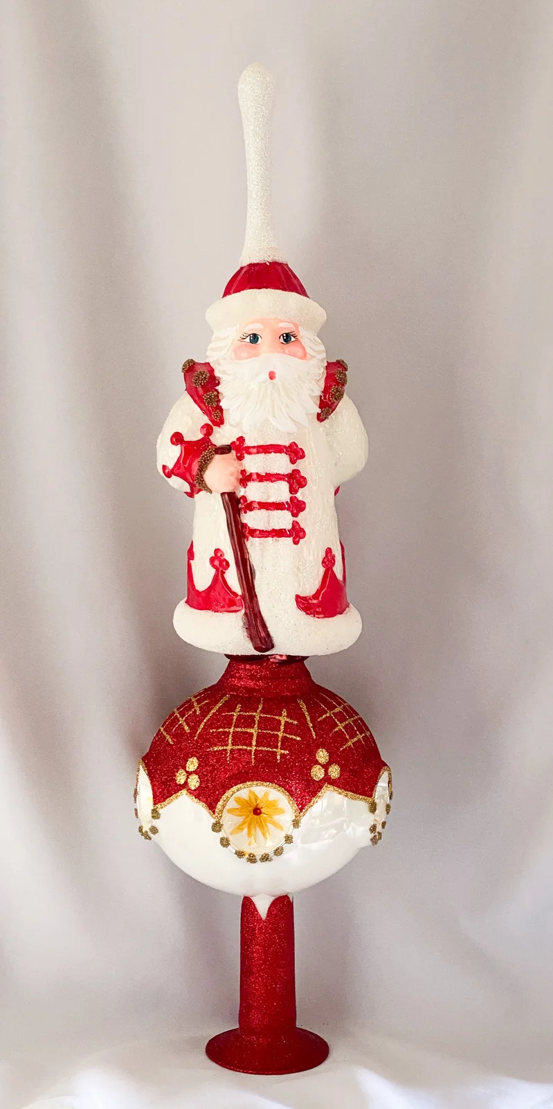 Wiktoria Spitze Weihnachtsmann im weissen Mantel