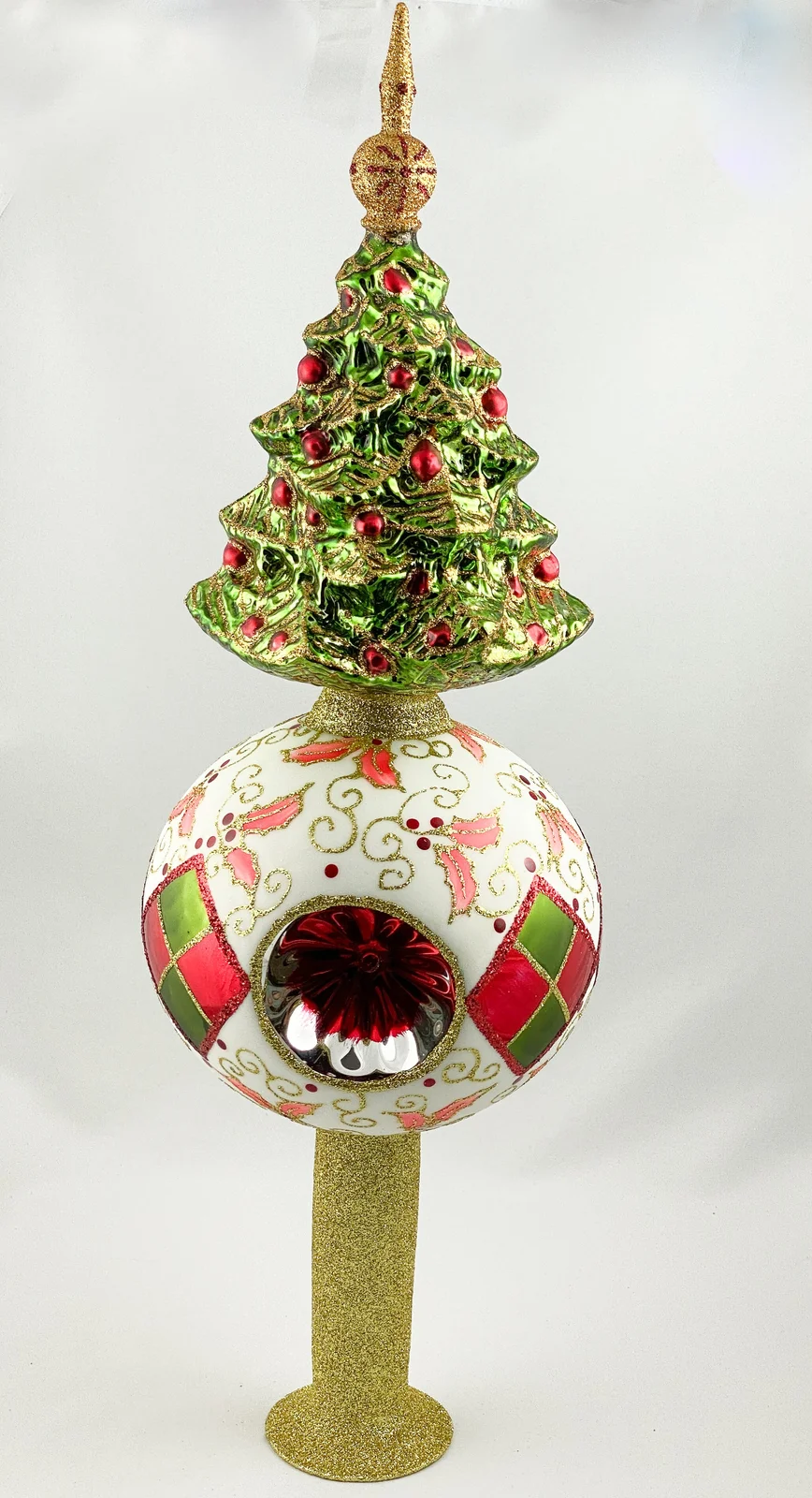 Wiktoria Grosse weisse Kugel mit einem Reflex und Weihnachtsbaum