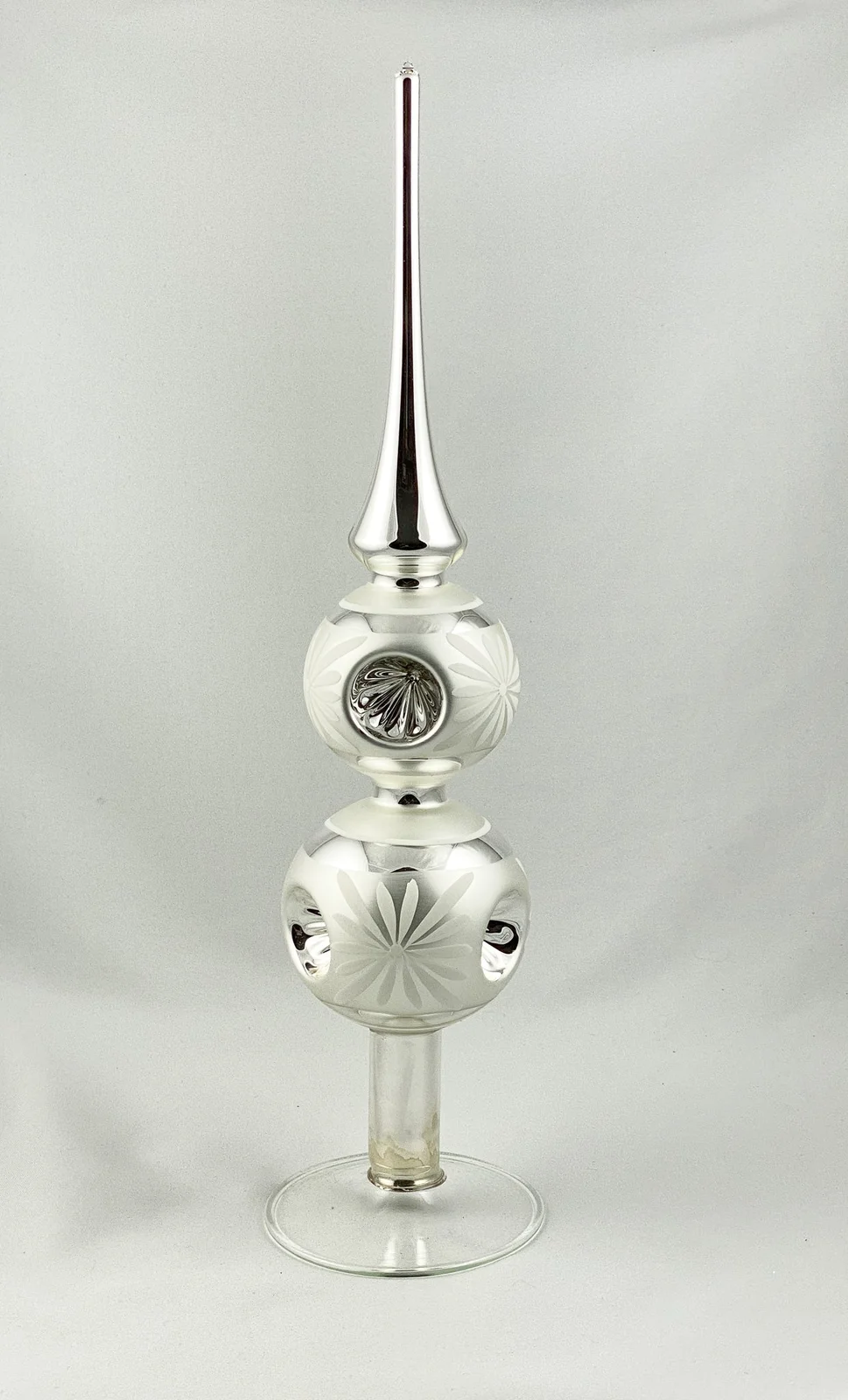 Thüringer Baumspitze Silber, zwei Kugeln mit Reflex, mit weissem Blüten-Motiv