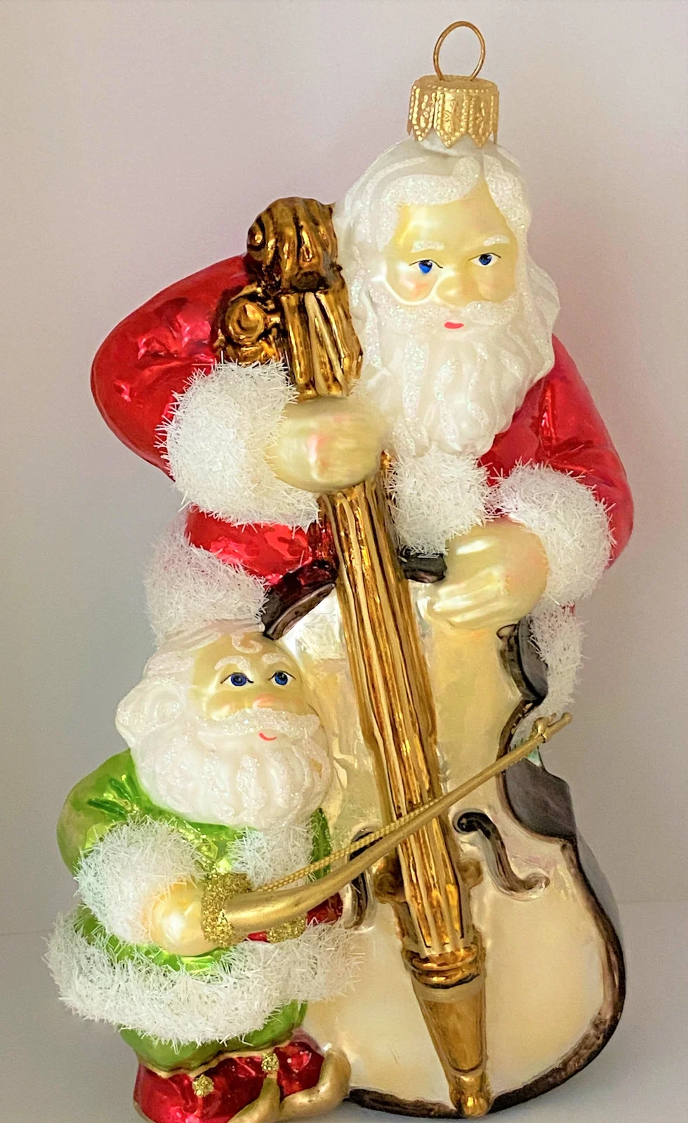 Glassware Der Weihnachtsmann spielt mit dem Weihnachtswichtel auf dem Kontrabass Weihnachtslieder