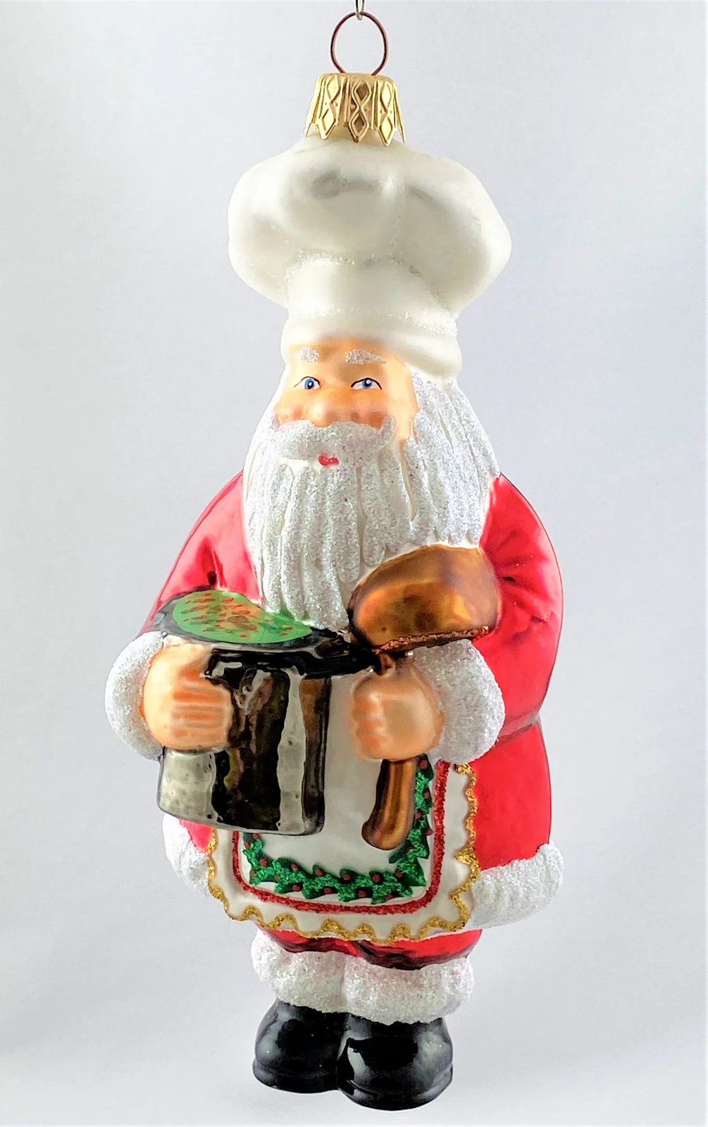 Glassware Santa kocht einen grossen Topf Suppe