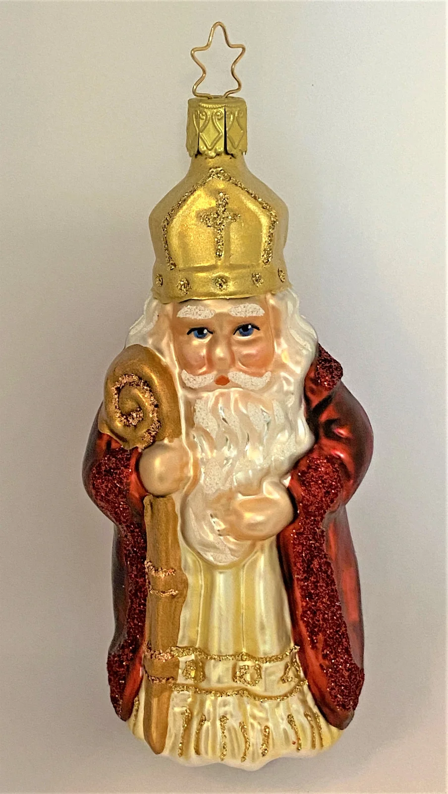 Inge-Glas Bischof im dunkelrotem Mantel
