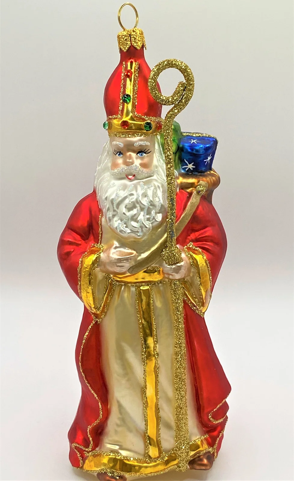 Hanco Heiliger Nikolaus freut sich die Geschenke an die Kinder zu verteilen