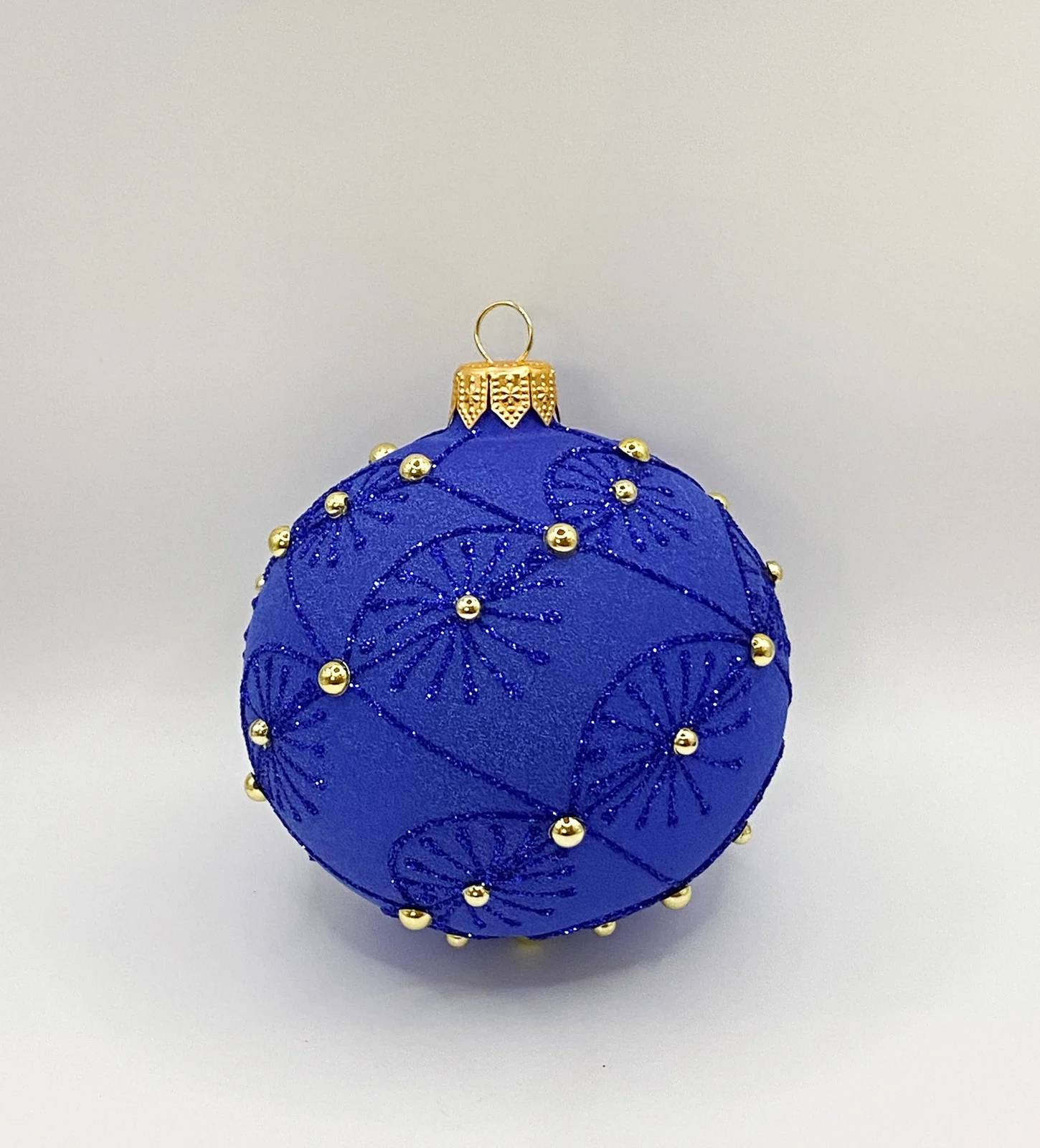 Dagmara Kugel samtenes Blau mit goldenen Schmucksteinen