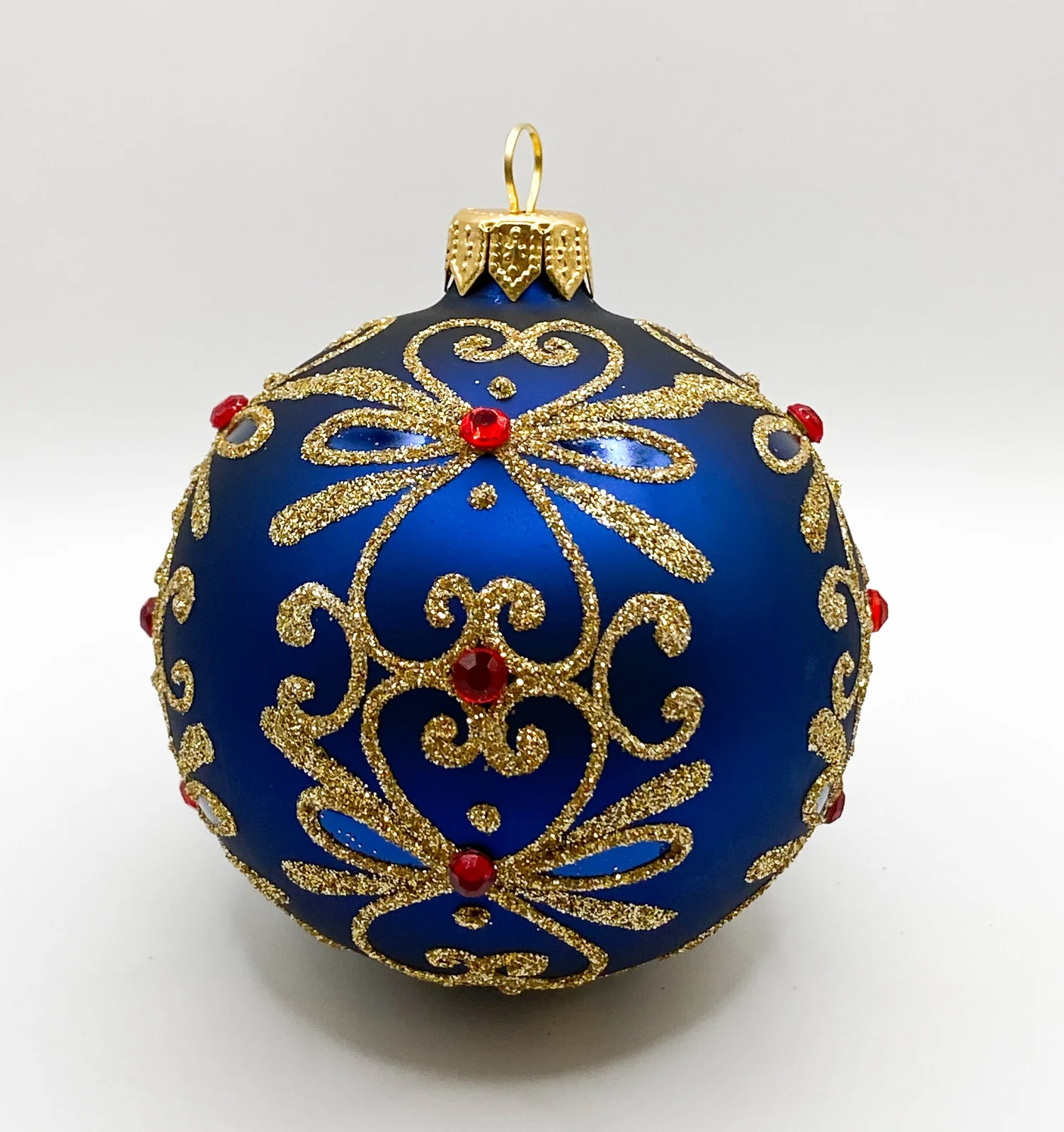 Dagmara Kugel blau matt mit Golddekor und kleinen roten Steinen