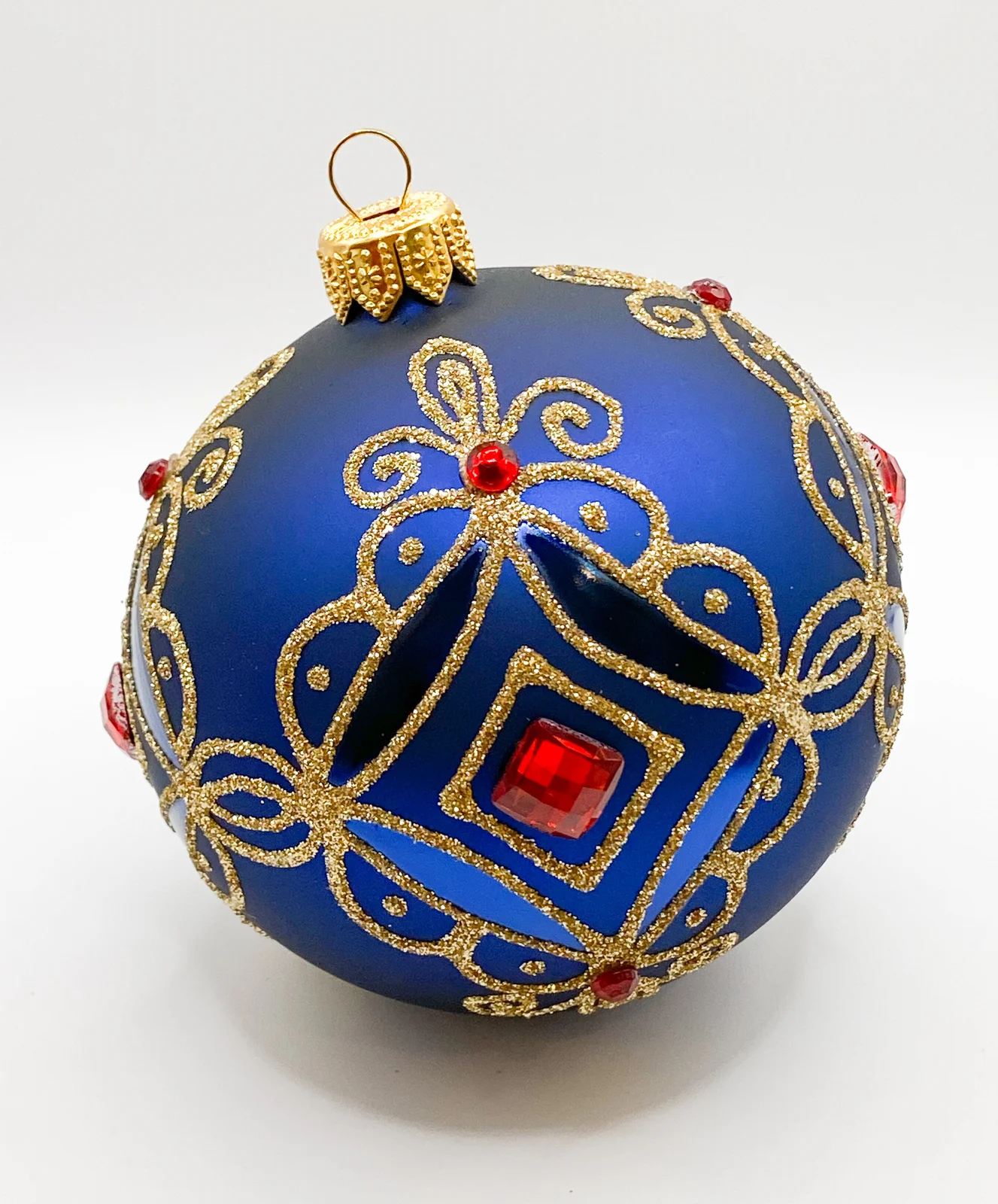 Dagmara Kugel blau matt mit Golddekor, kleine und grosse rote Steine