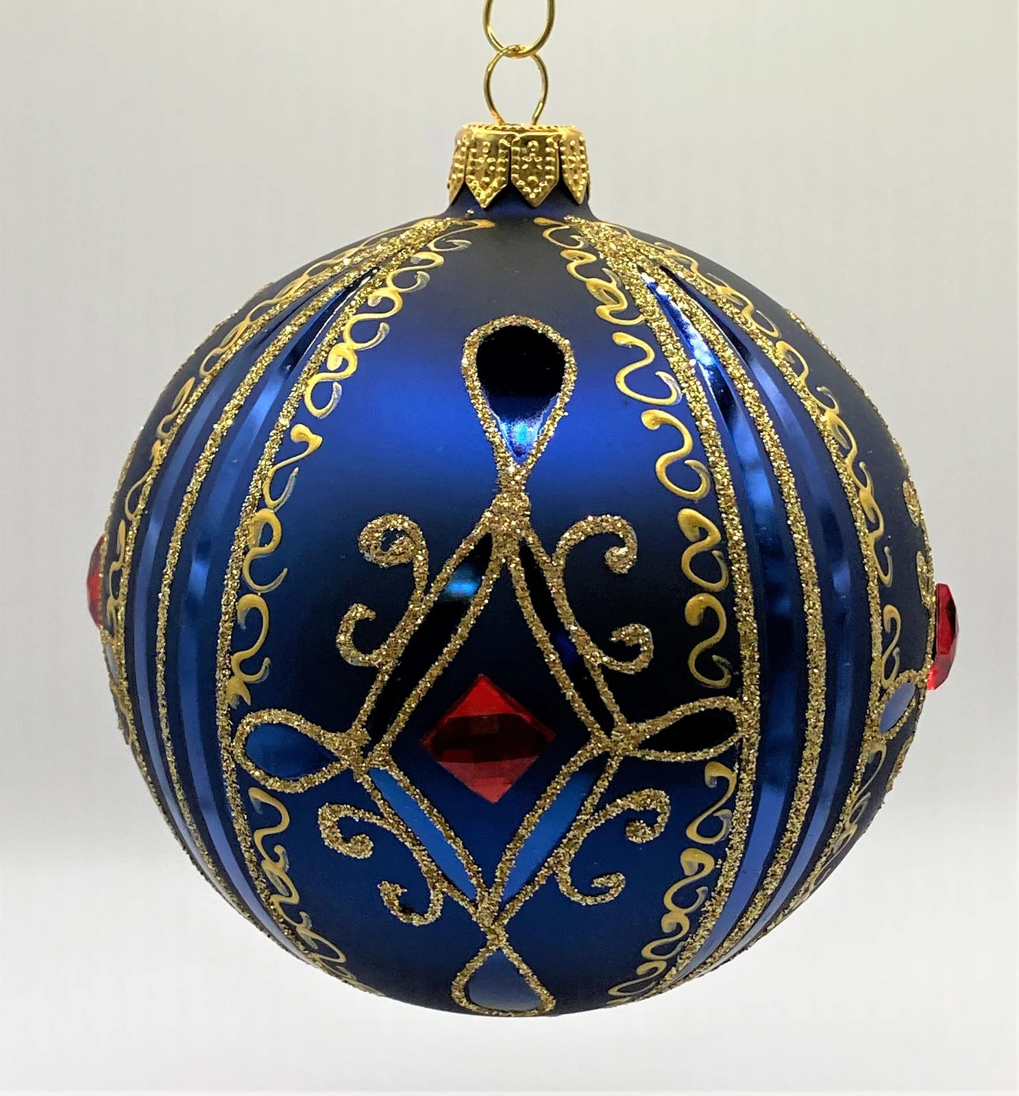 Dagmara Kugel blau matt mit Golddekor, grosse rote Steine