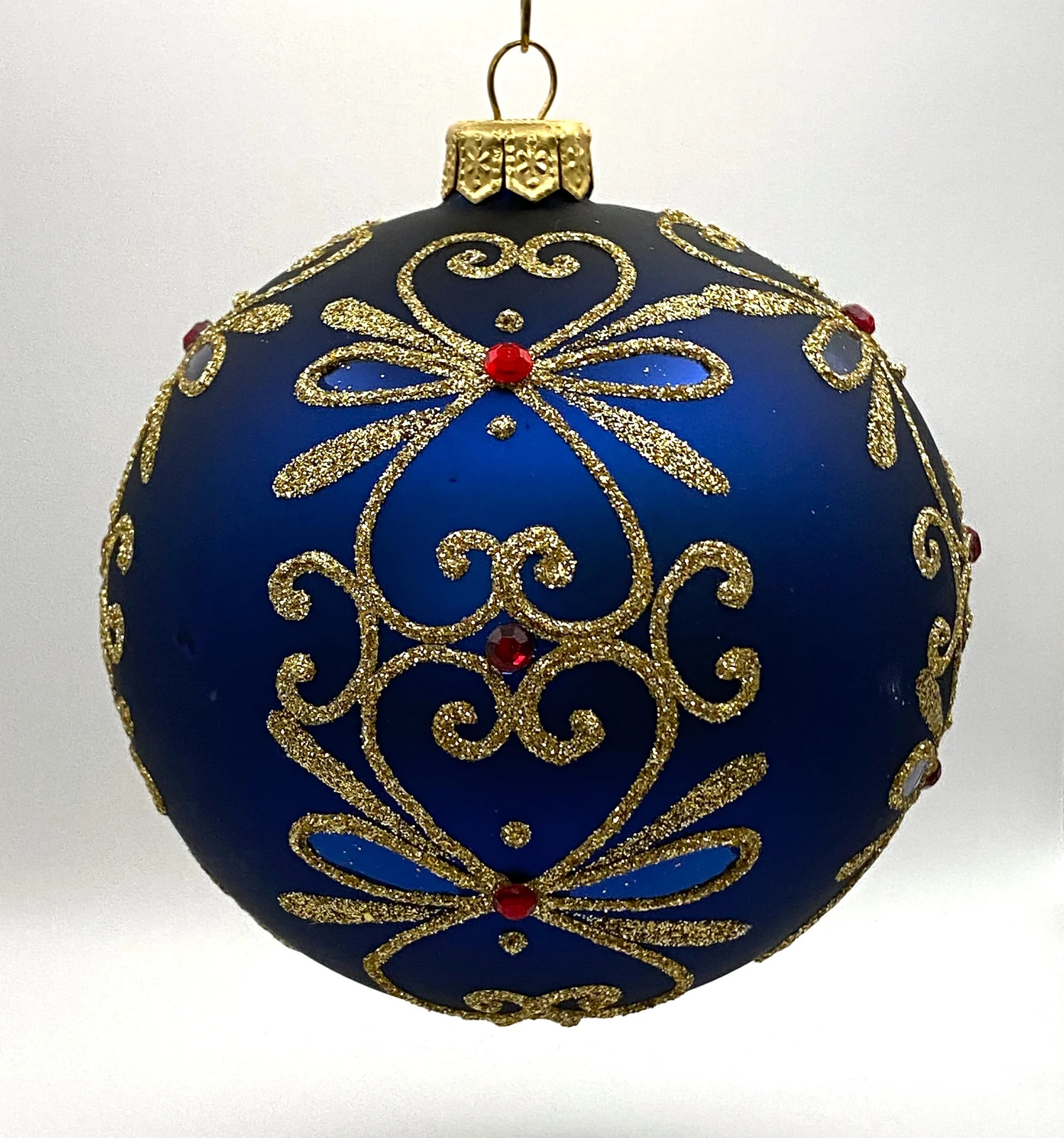 Dagmara Kugel blau matt mit Golddekor und kleinen roten Steinen