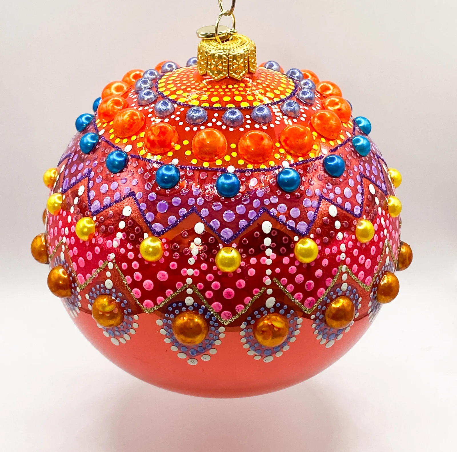 GlitterLab Kugel in Coral mit buntem Tupfendekor und Schmucksteinen, GlitterLab