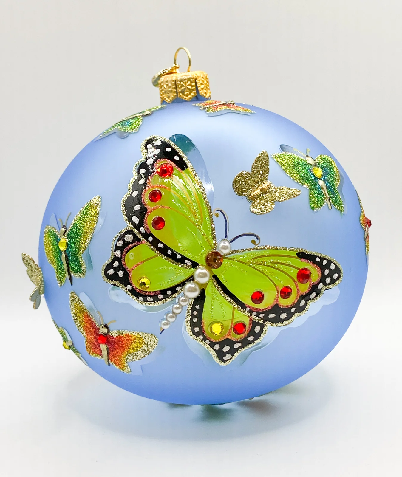 GlitterLab Transparente hellblaue Kugel mit strukturiert gemalten Schmetterlingen und metallenen Schmetterling