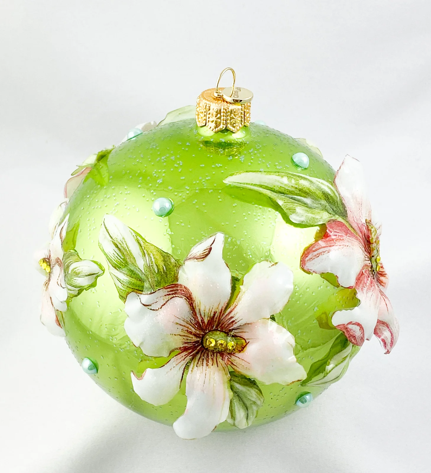 GlitterLab Kugel hellgrün mit Magnolien-Blüten Applikationen in Spezialfolie, GlitterLab