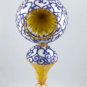 Wiktoria Grosse Fantasie-Form in Weiss und Gold mit goldenem Reflex und blauem Dekor