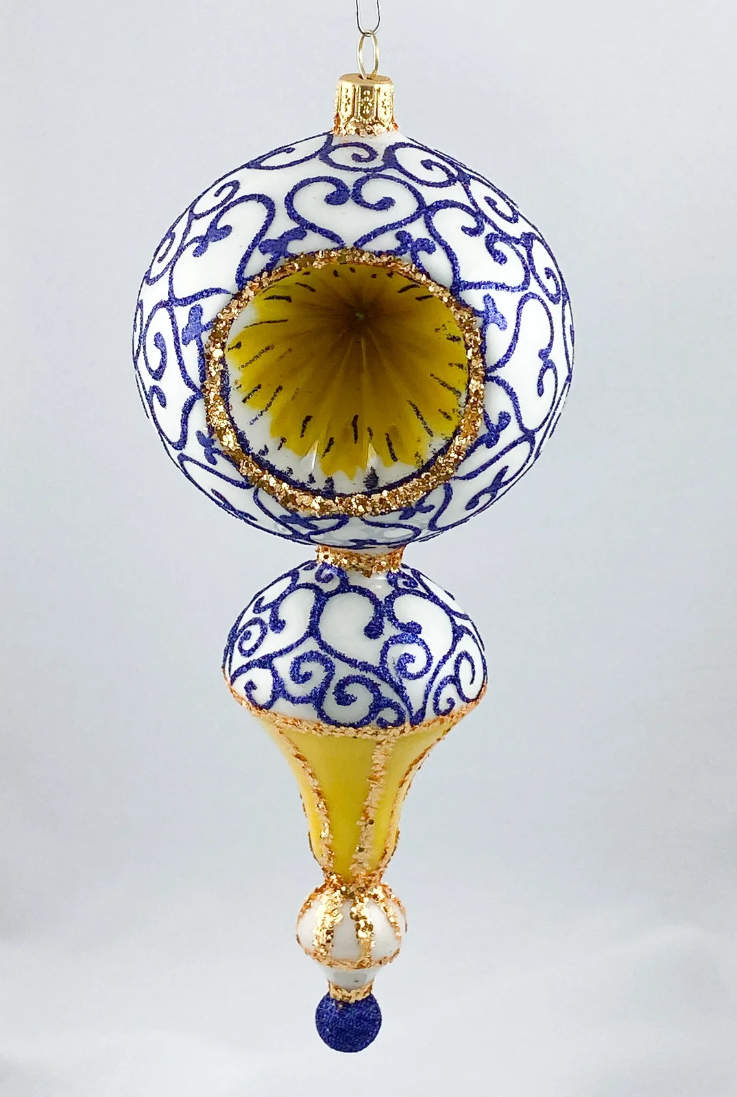 Wiktoria Grosse Fantasie-Form in Weiss und Gold mit goldenem Reflex und blauem Dekor