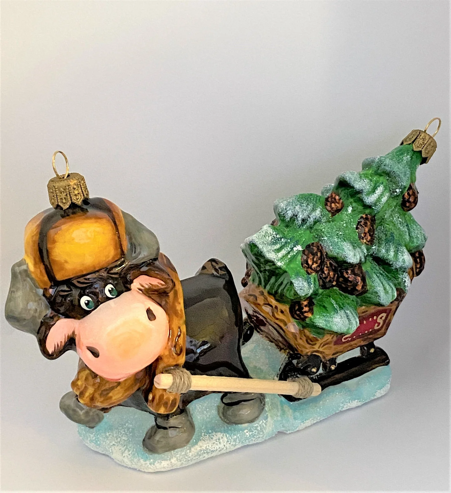 Atlas Der Büffel bringt den Christbaum mit dem Schlitten, ATLASART