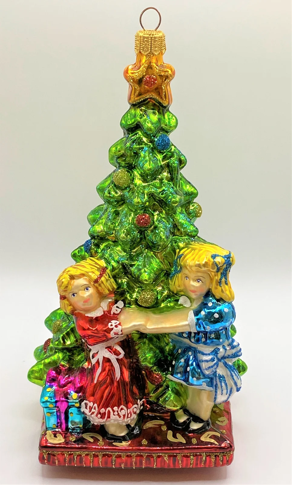 Glassware Zwei Mädchen tanzen um den Christbaum