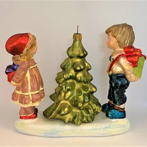 Komozja Das Mädchen im rosa Kleid und der Junge in der dunklen Hose bewundern den Weihnachtsbaum, KOMOZJA MO