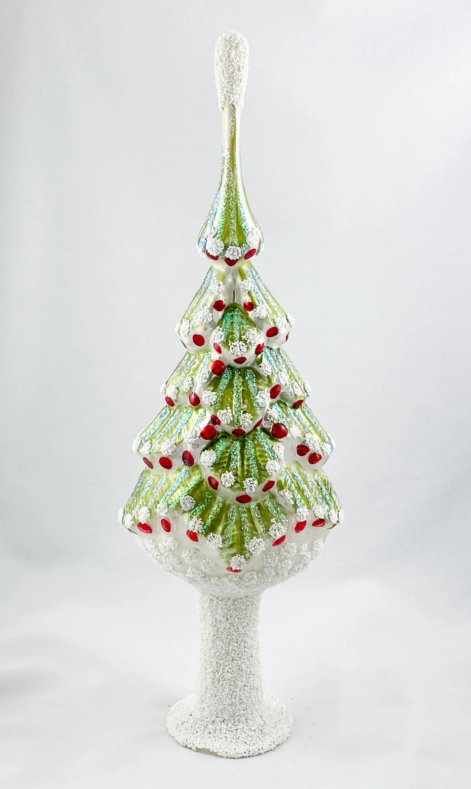 Wiktoria Verschneiter Weihnachtsbaum mit roten Kugeln geschmückt