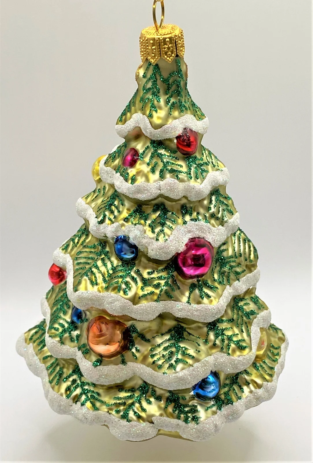 Oberfränkische Verschneiter Christbaum mit bunten Kugeln