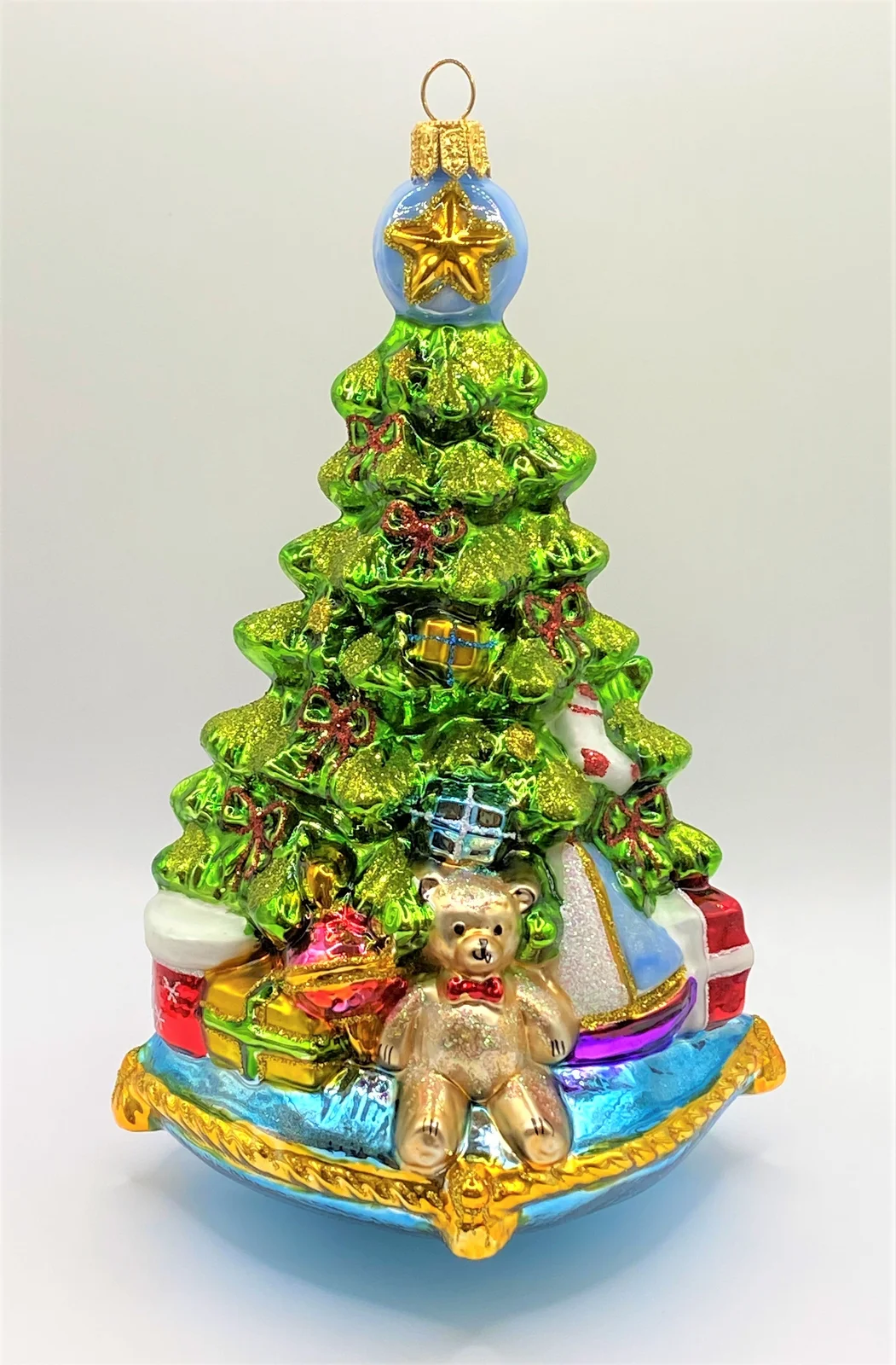 Glassware Christbaum mit Teddybär, Lokomotive und Segelboot auf blauem Kissen