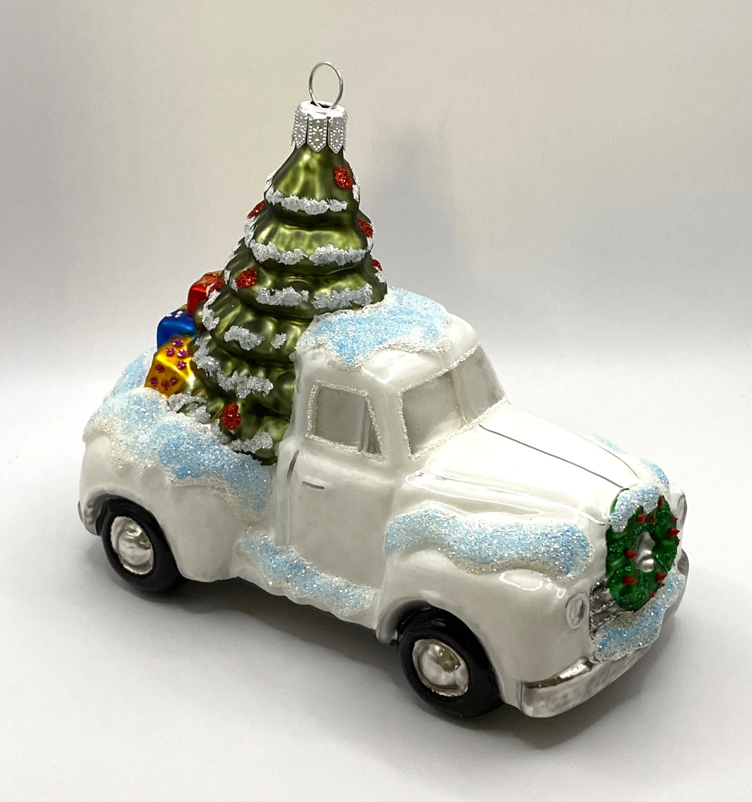Hanco Der Weihnachtsbaum wird mit dem weissen Pickup geliefert
