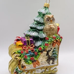 Glassware Der Weihnachtsbaum wird auf dem prächtigen Schlitten gebracht