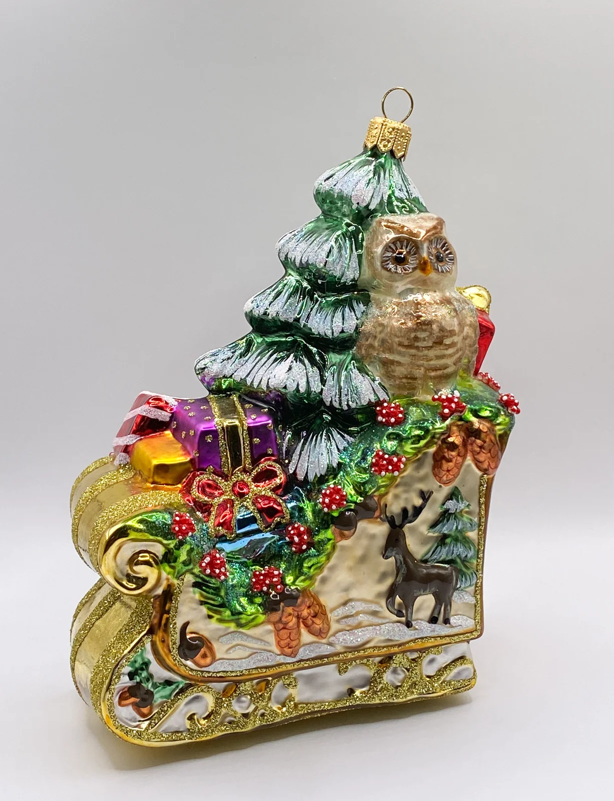Glassware Der Weihnachtsbaum wird auf dem prächtigen Schlitten gebracht