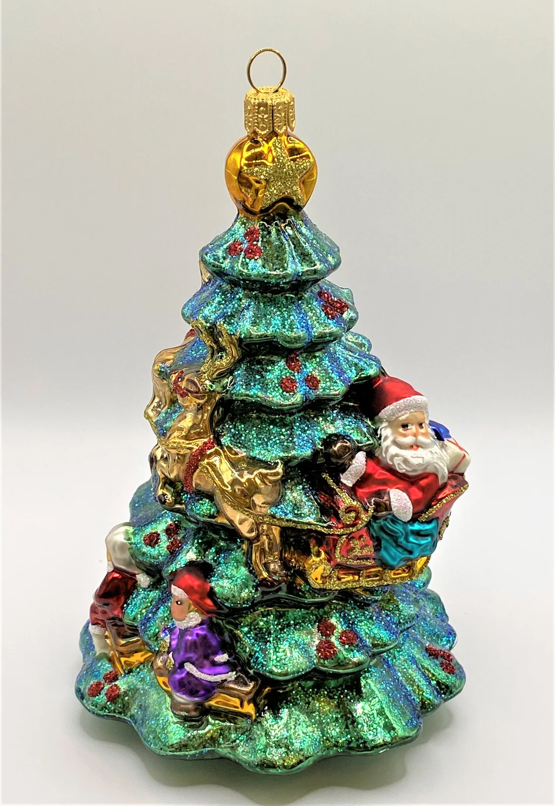 Glassware Santa Claus fliegt mit den Kindern auf dem Schlitten um den Christbaum