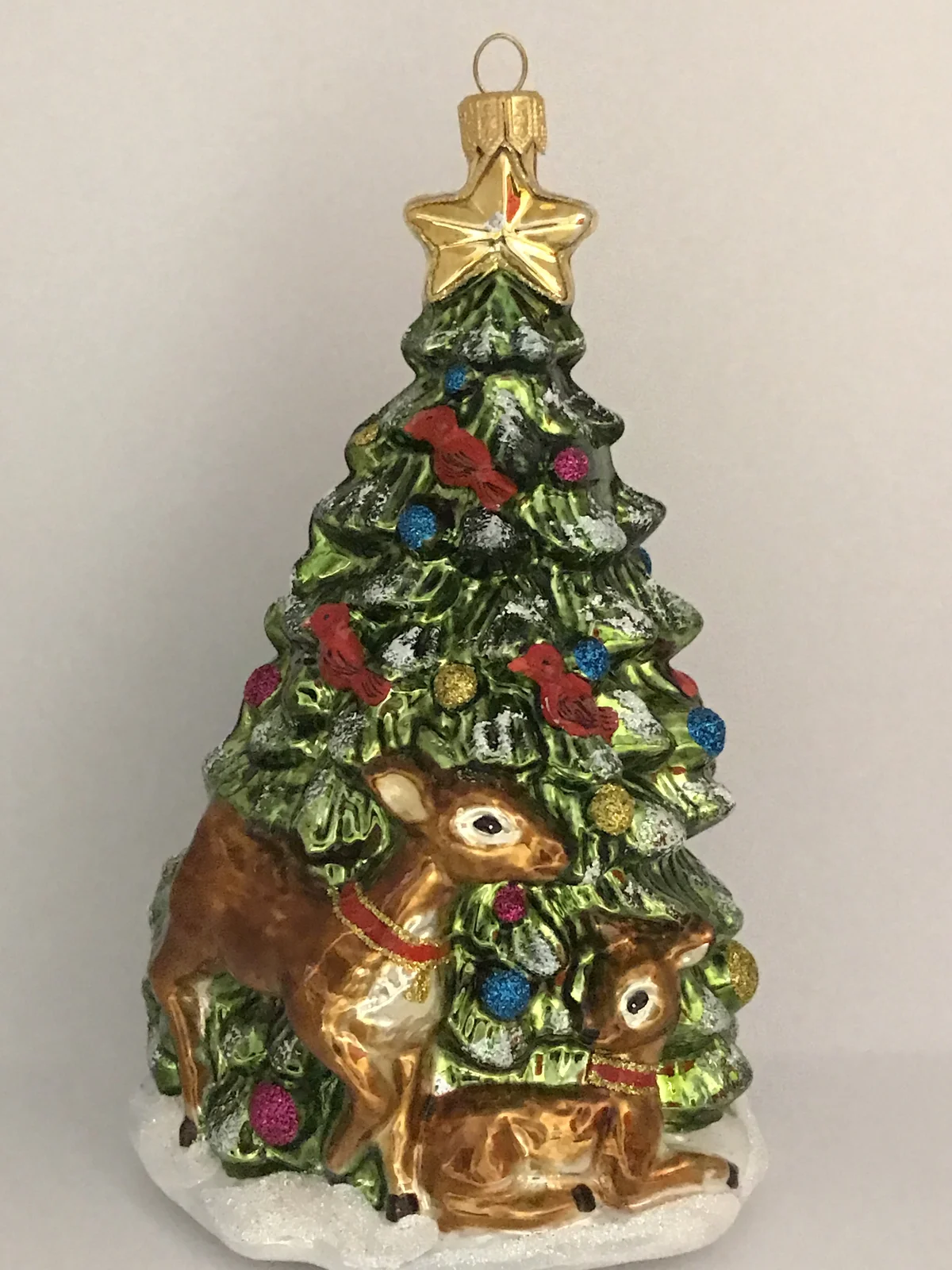Glassware Rehe und roter Kardinal erfreuen sich am Weihnachtsbaum