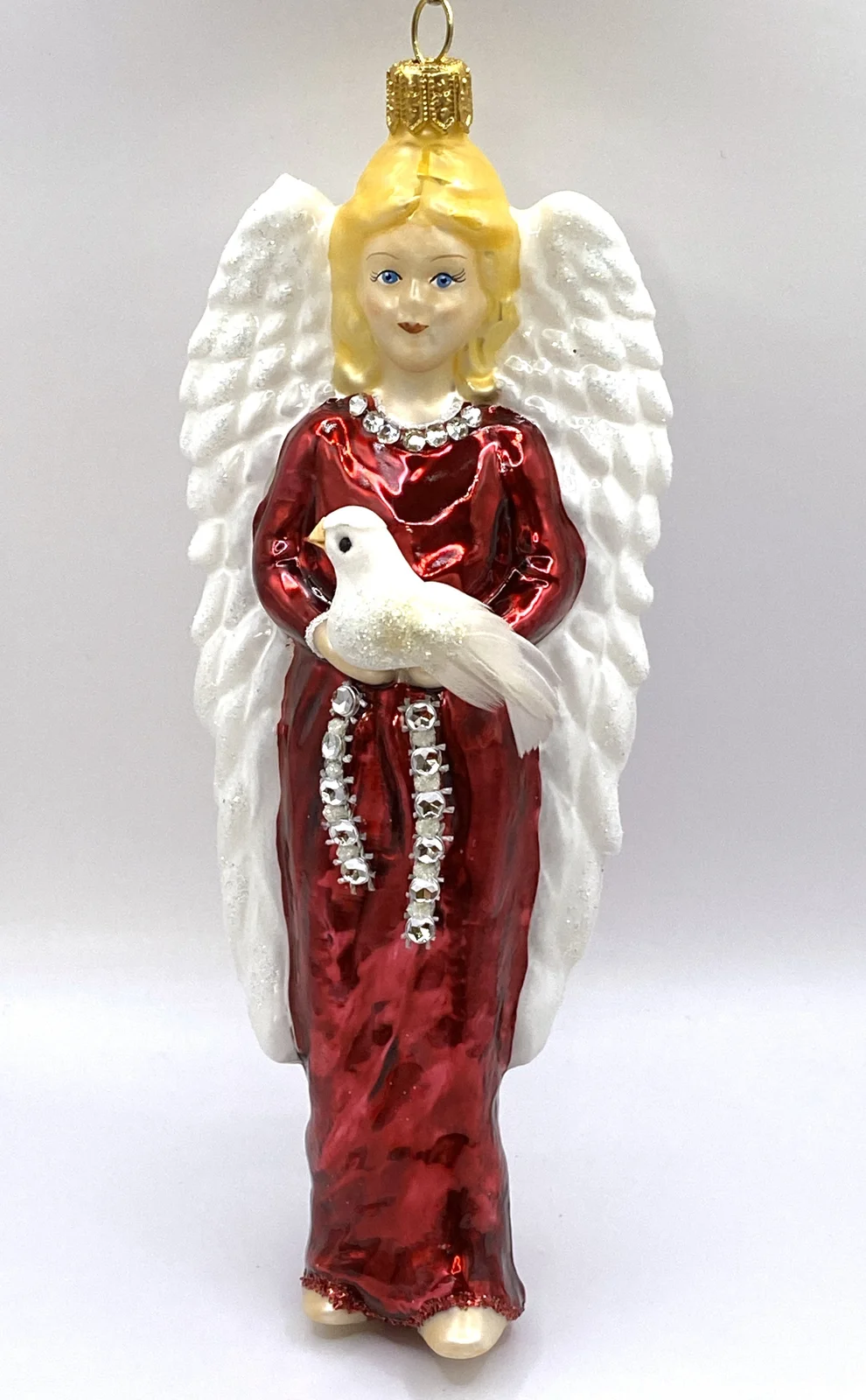 Hanco Engel im roten Kleid mit Friedenstaube