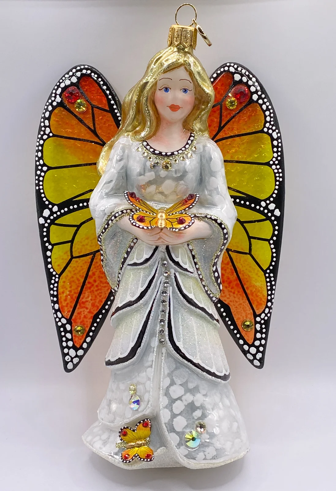 GlitterLab Engel in weissem Kleid mit Schmetterling in der Hand und transparenten Fügeln, GlitterLab