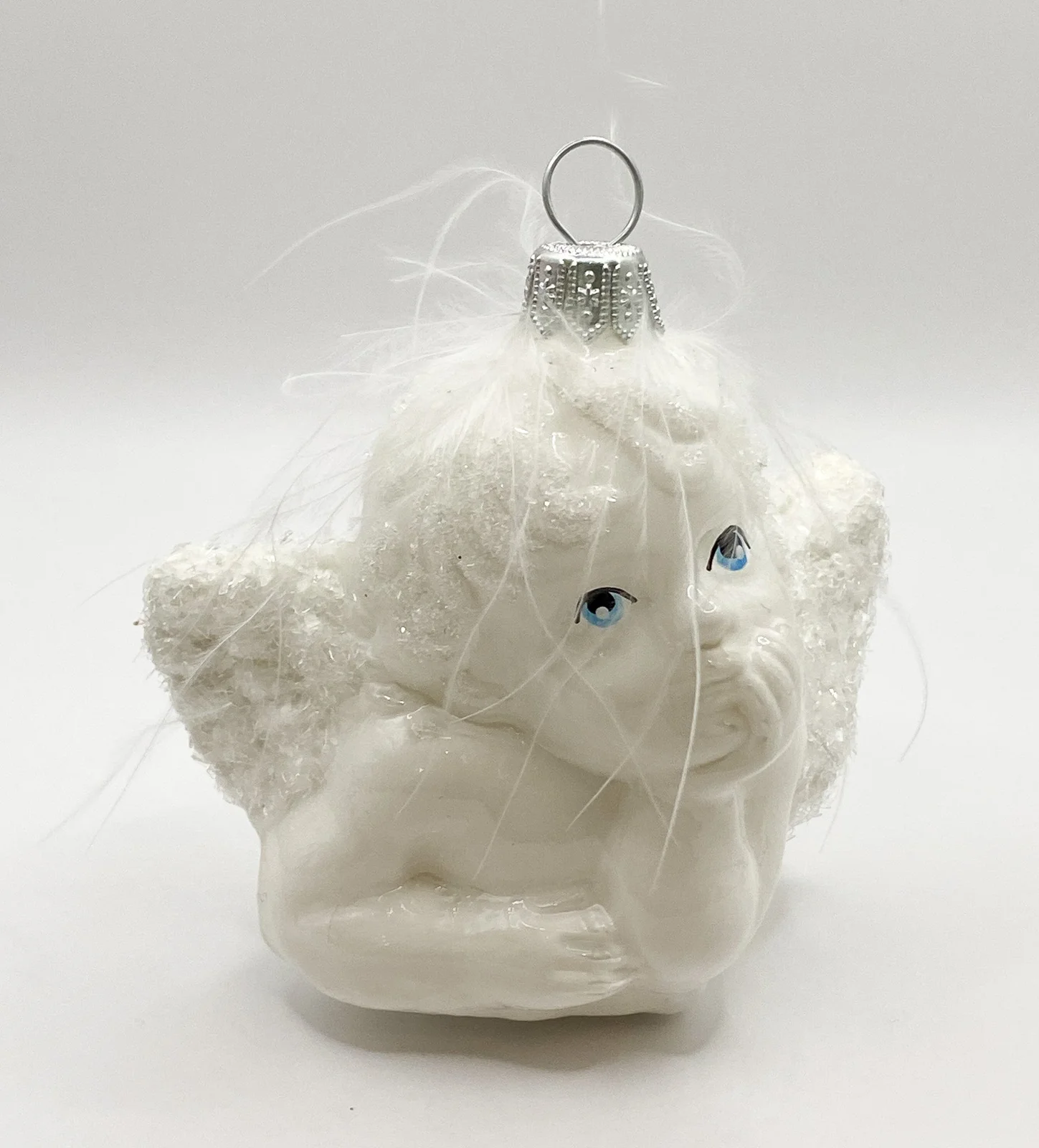 GMC Putto sinnierend in glänzendem Weiss mit Glitzer-Flügeln, Raffael Engel