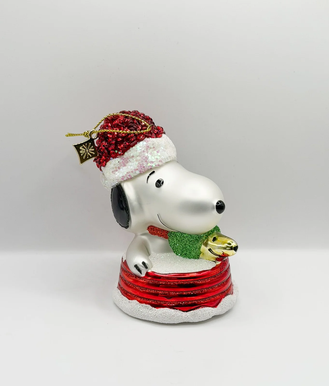 Vondels Snoopy macht zusammen mit Woodstock eine Schlittenfahrt
