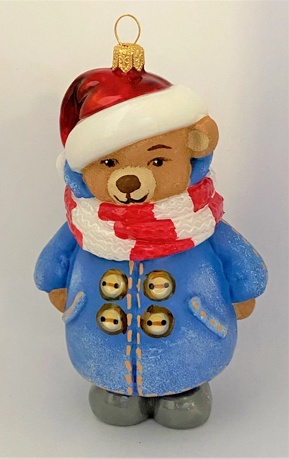 Komozja Brauner Bär im blauen Trenchcoat und dickem Schal, KOMOZJA MOSTOWSKI