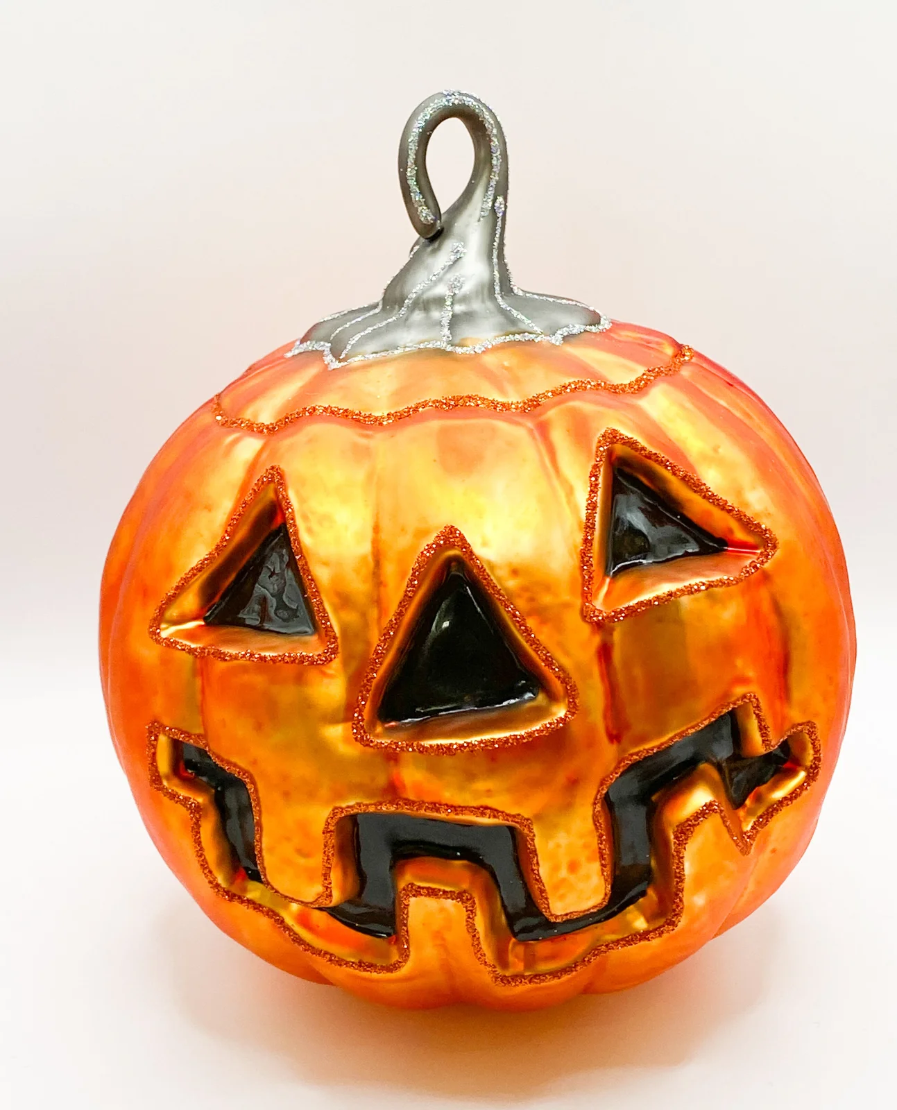 Wiktoria Grosser oranger Halloween-Kürbis mit geschnitzter Fratze
