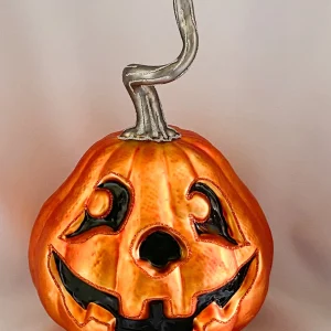 Wiktoria Riesiger oranger Halloween-Kürbis mit geschnitzter Fratze