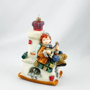 Atlas Emil sitzt auf dem Ofenbank und spielt die Balalaika, AtlasArt