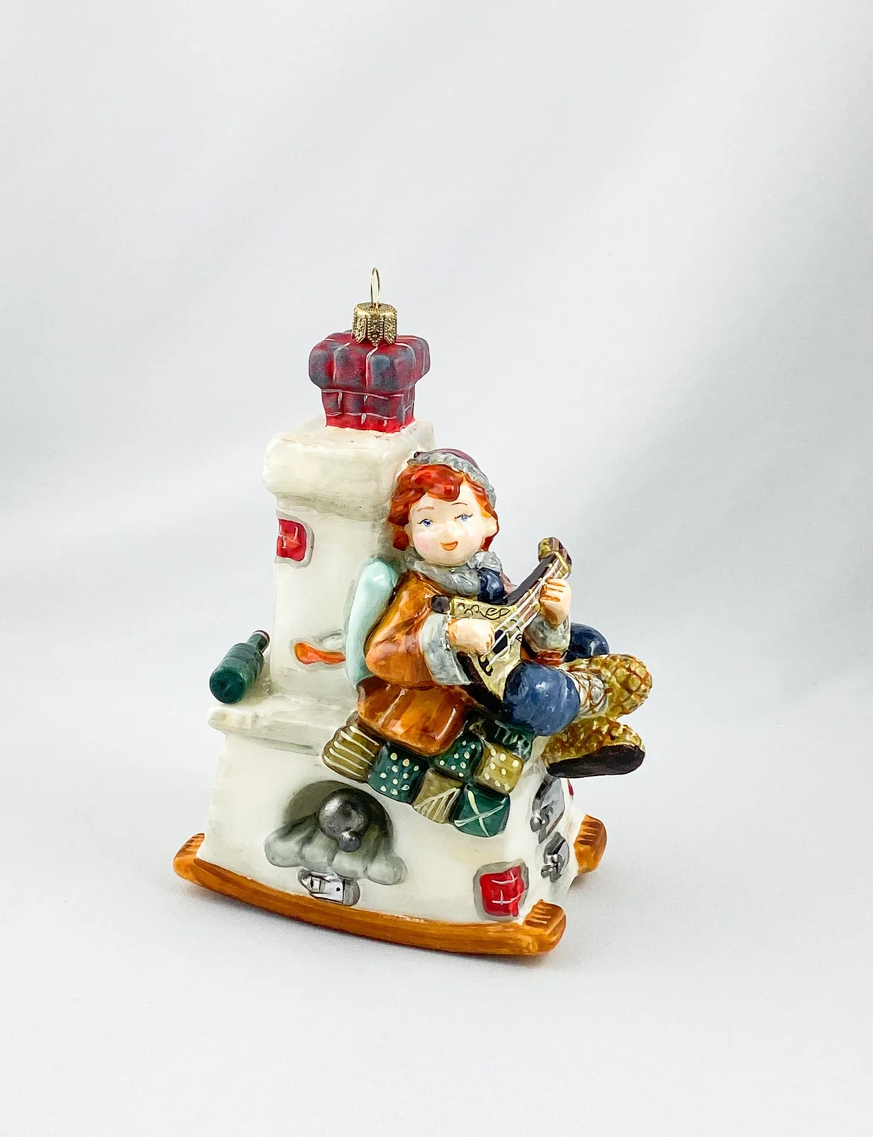 Atlas Emil sitzt auf dem Ofenbank und spielt die Balalaika, AtlasArt