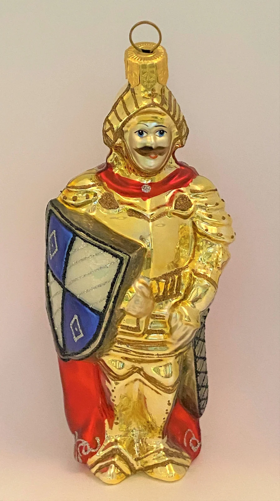 Oberfränkische Ritter in goldener Rüstung mit rotem Cape