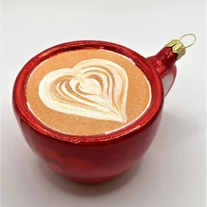 Impuls Milchkaffee mit Herzchen-Schaum in roter Tasse