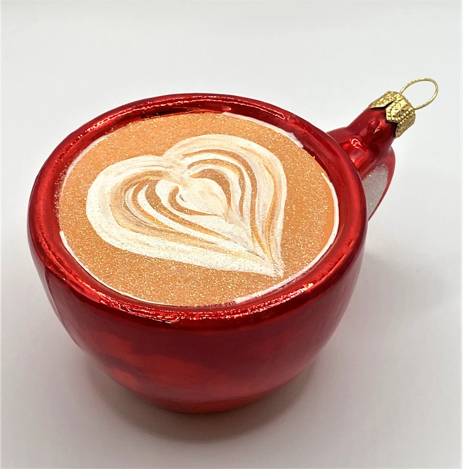 Impuls Milchkaffee mit Herzchen-Schaum in roter Tasse