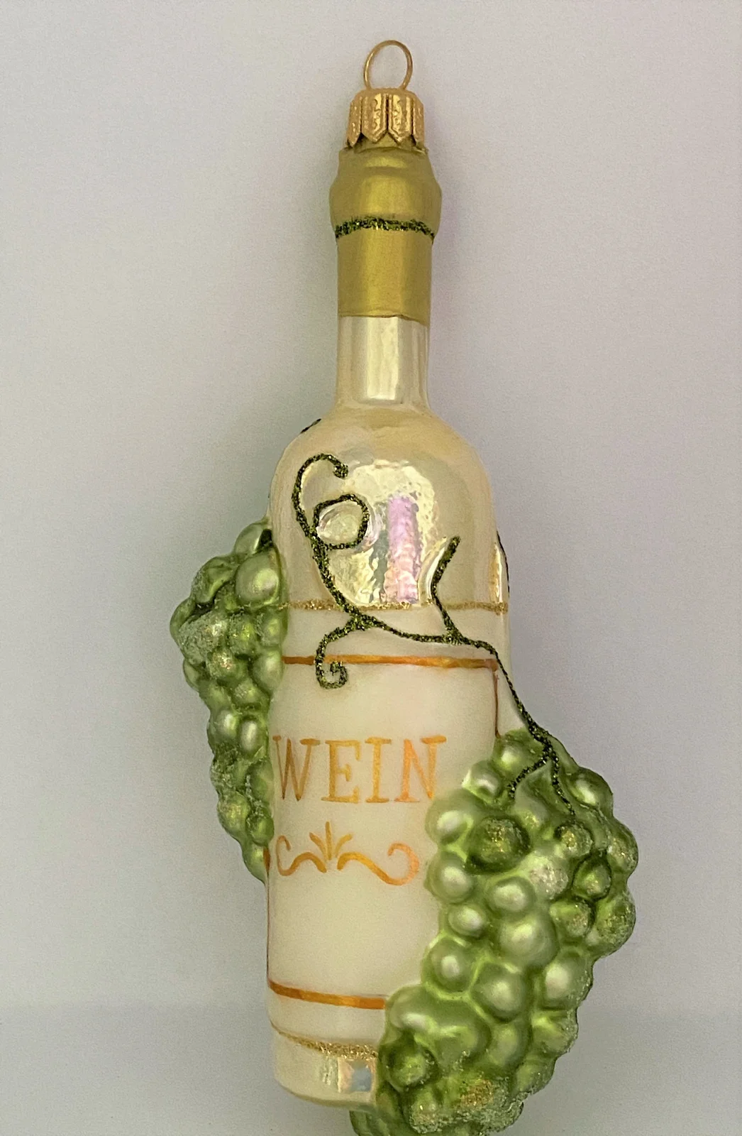 Hanco Weisswein - Flasche mit Trauben-Ranken verziert