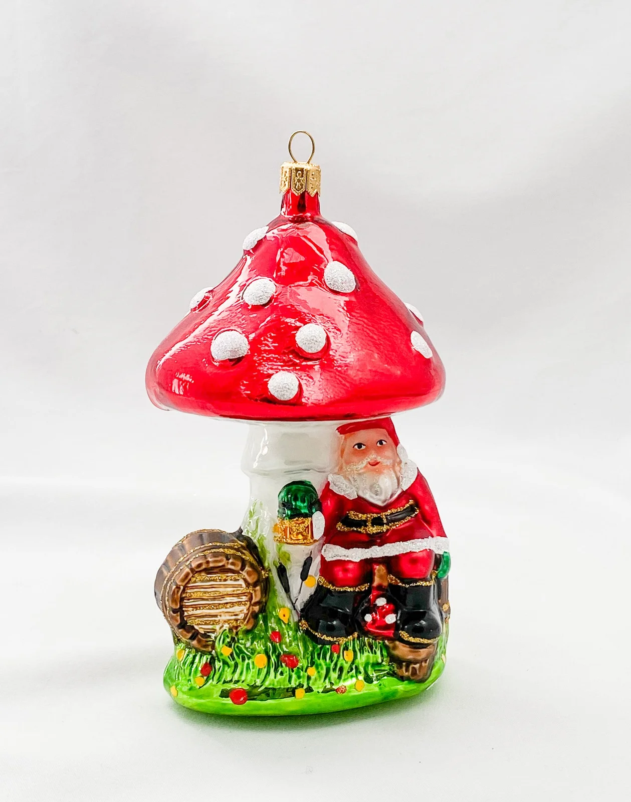 Sonstige Der Weihnachtsmann hat es sich unter dem Fliegenpilz gemütlich gemacht