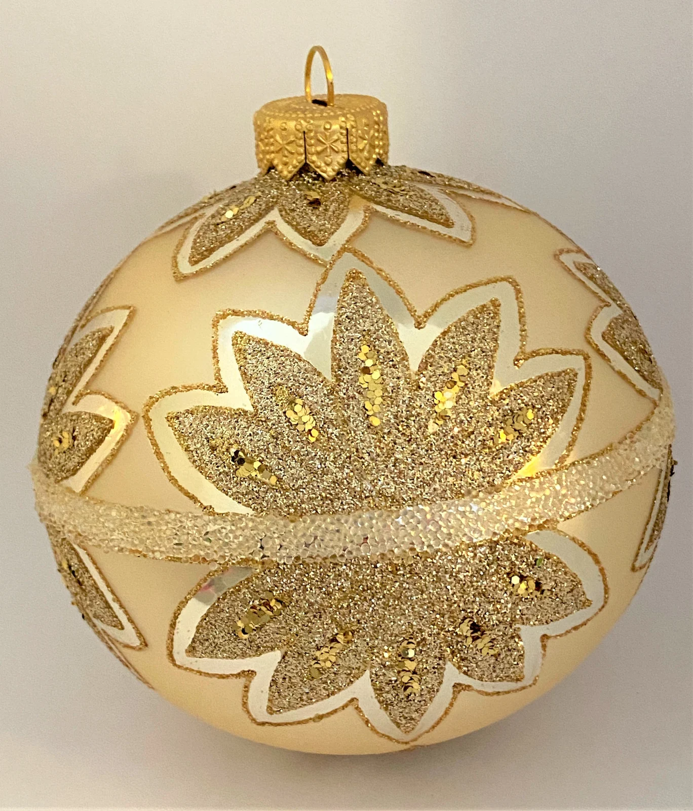 GMC Kugel helles gold mit stilisierter Blüte