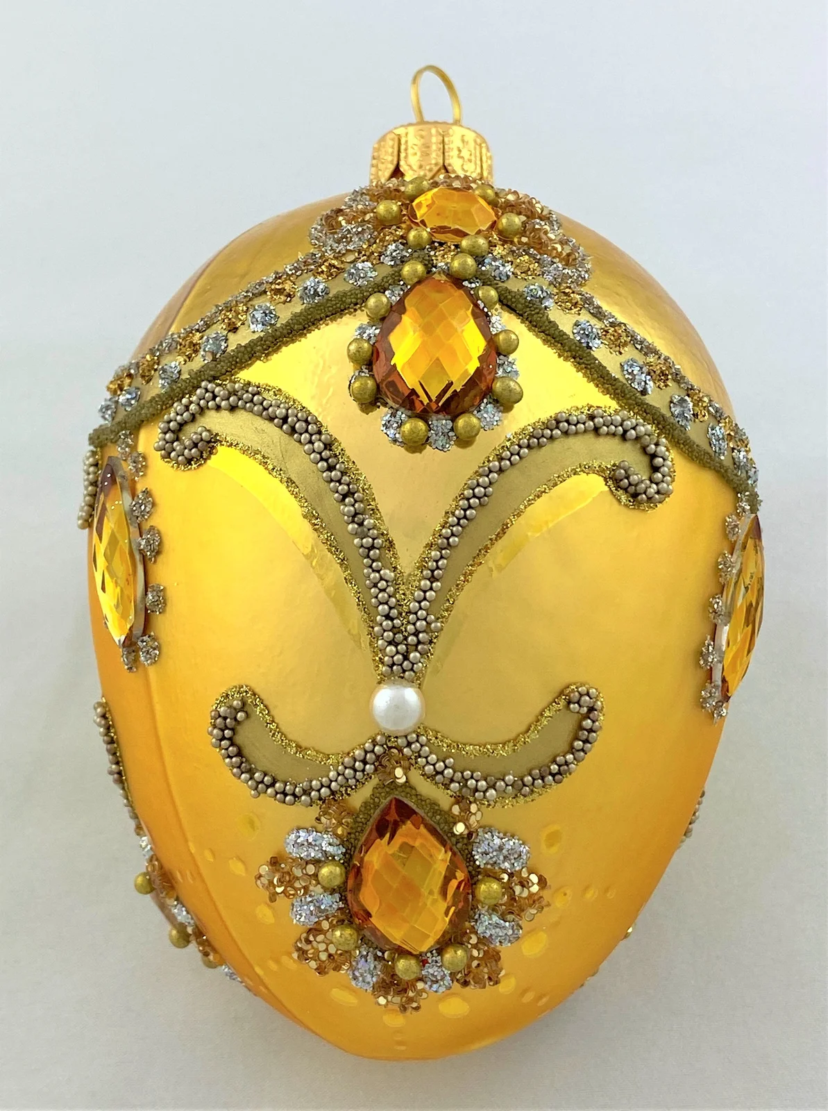 Hanco Goldens Faberge-Ei barock mit Volant und goldenen Schmucksteinen