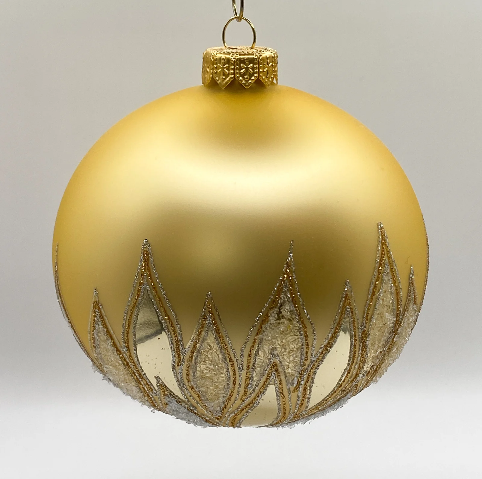 GMC Kugel gold matt mit stilisiertem Blätterdekor