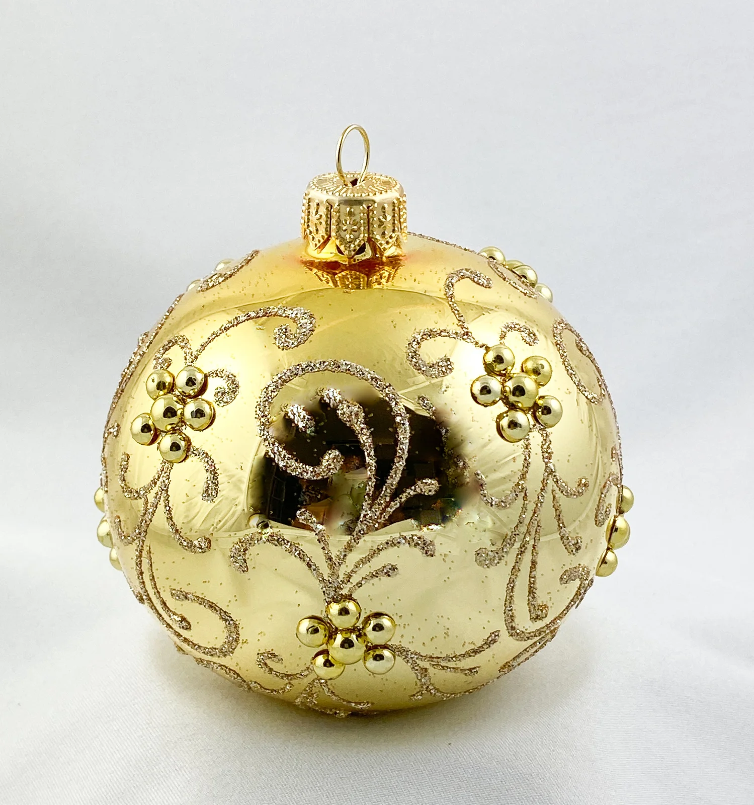 Dagmara Kugel gold glänzend mit goldenen Ranken