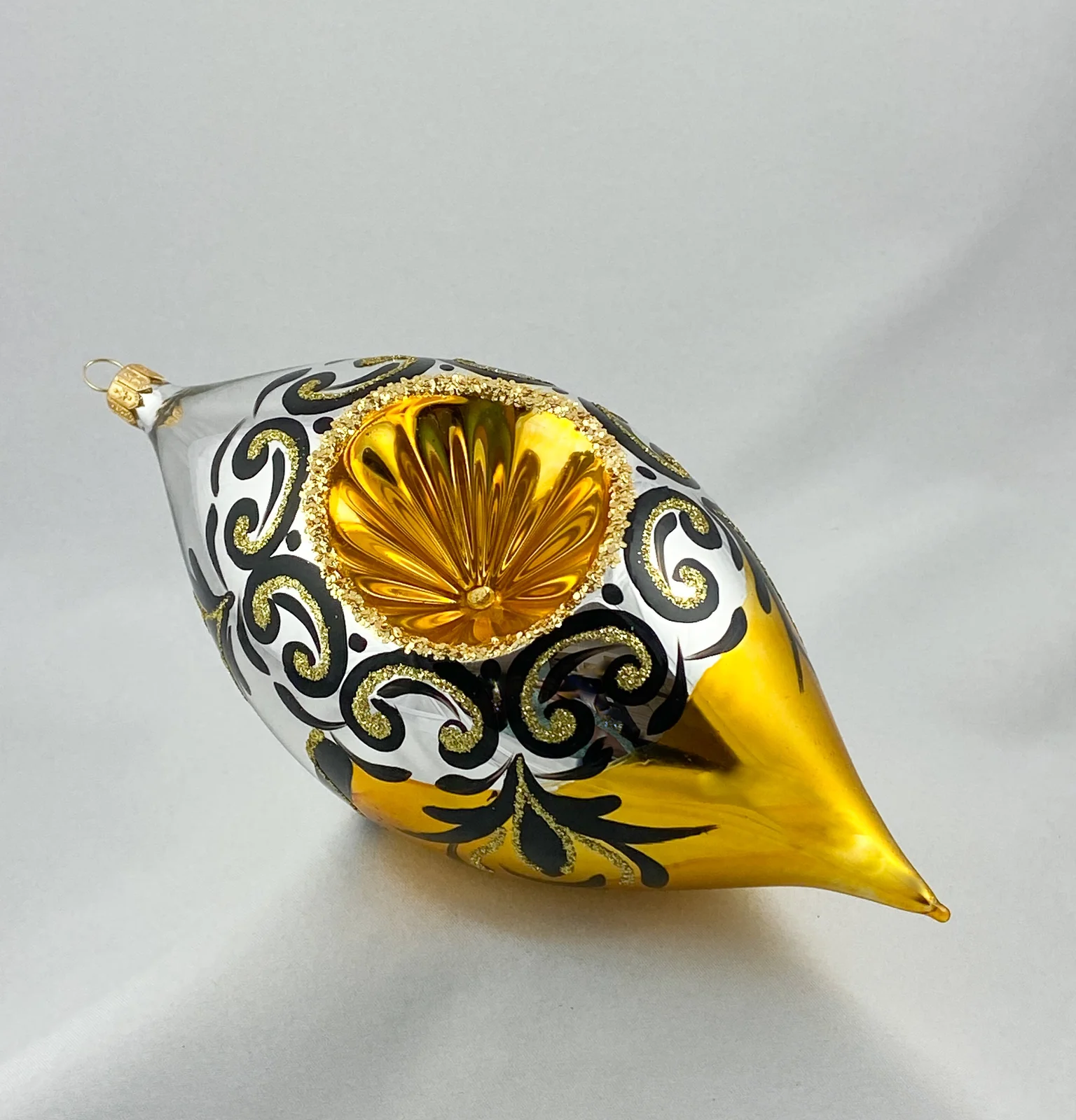Wiktoria Grosse Olive in Gold/Silber mit goldenem Reflex und schwarzem Dekor
