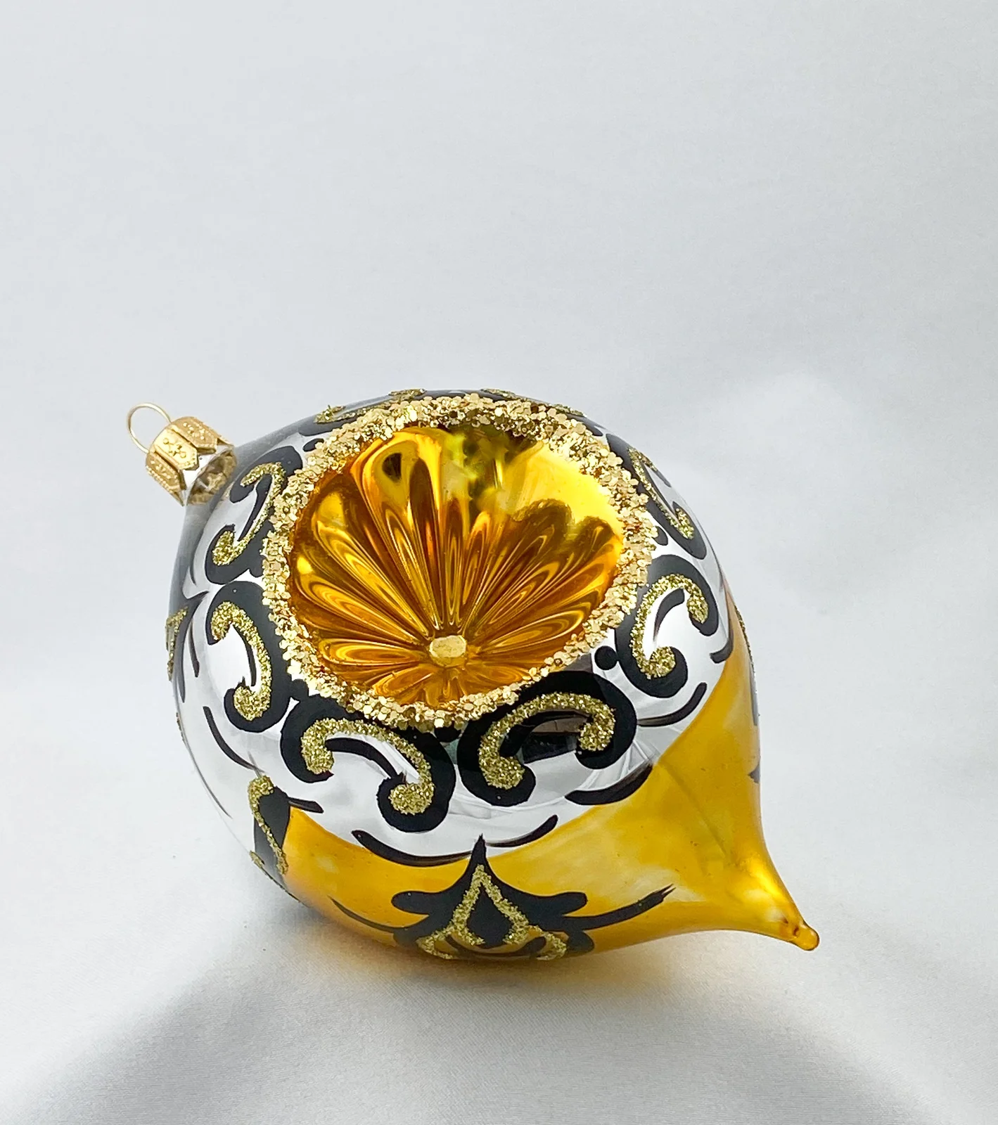 Wiktoria Kurze Olive in Gold/Silber mit goldenem Reflex und schwarzem Dekor