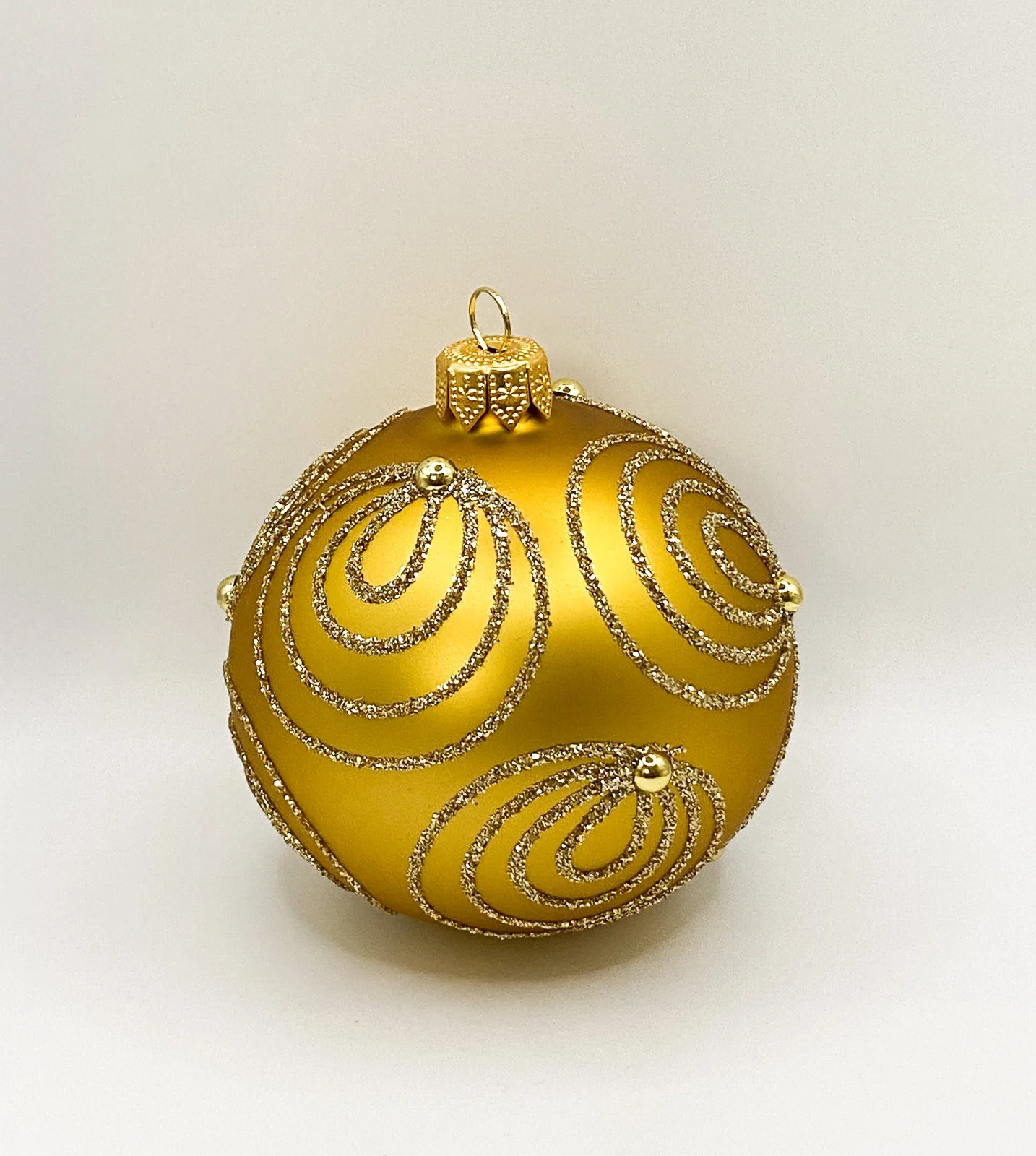 Dagmara Kugel gold matt mit Kringelmotiv